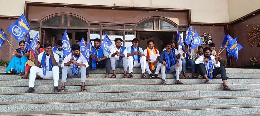 ಇನಾಂ ವೀರಾಪುರ ಗ್ರಾಮದಲ್ಲಿ ನಡೆದ ಮರ್ಯಾದೆಗೇಡು ಹತ್ಯೆ ಪ್ರಕರಣದ ಆರೋಪಿಗಳಿಗೆ ಗಲ್ಲುಶಿಕ್ಷೆ ವಿಧಿಸಬೇಕುಎಂದು ಆಗ್ರಹಿಸಿ ದಸಂಸ ಮುಖಂಡರು ಜಿಲ್ಲಾಡಳಿತ ಭವನದ ಎದುರು ಗುರುವಾರ ಪ್ರತಿಭಟನೆ ನಡೆಸಿದರು