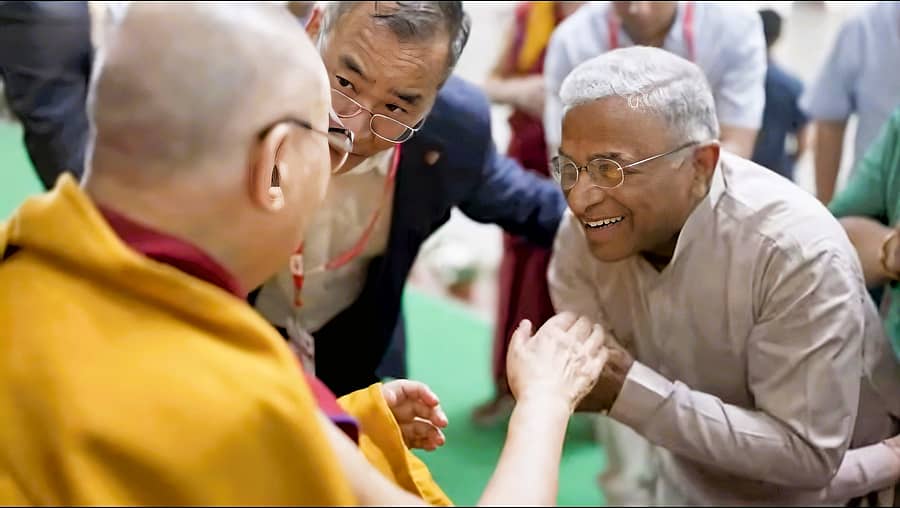 ಮುಂಡಗೋಡ ತಾಲ್ಲೂಕಿನ ಡ್ರೆಪುಂಗ್‌ ಗೋಮಾಂಗ್‌ ಬೌದ್ಧ ಮಂದಿರದಲ್ಲಿ ದಲೈಲಾಮಾ ಅವರನ್ನು ರಾಜ್ಯಸಭೆಯ ಉಪಸಭಾಪತಿ ಹರಿವಂಶ ನಾರಾಯಣ ಸಿಂಗ್‌ ಶುಕ್ರವಾರ ಭೇಟಿಯಾಗಿ ಆಶೀರ್ವಚನ ಪಡೆದರು