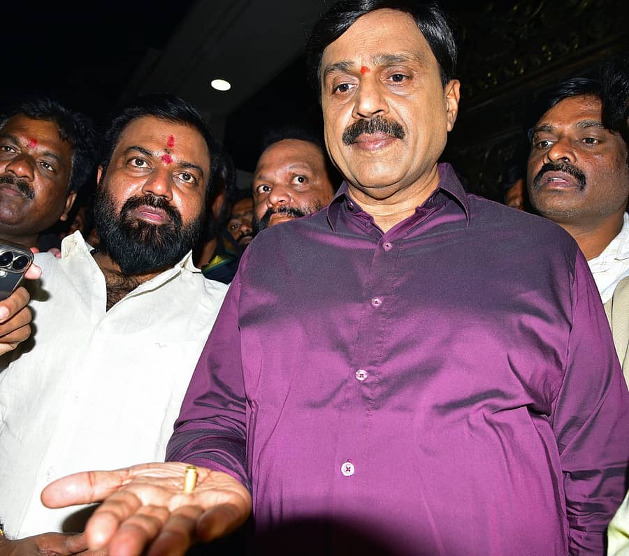 <div class="paragraphs"><p>ಘರ್ಷಣೆ ವೇಳೆ ಹಾರಿದ ಗುಂಡು ಪ್ರದರ್ಶಿಸುತ್ತಿರುವ ಶಾಸಕ ಜನಾರ್ದನ ರೆಡ್ಡಿ</p></div>