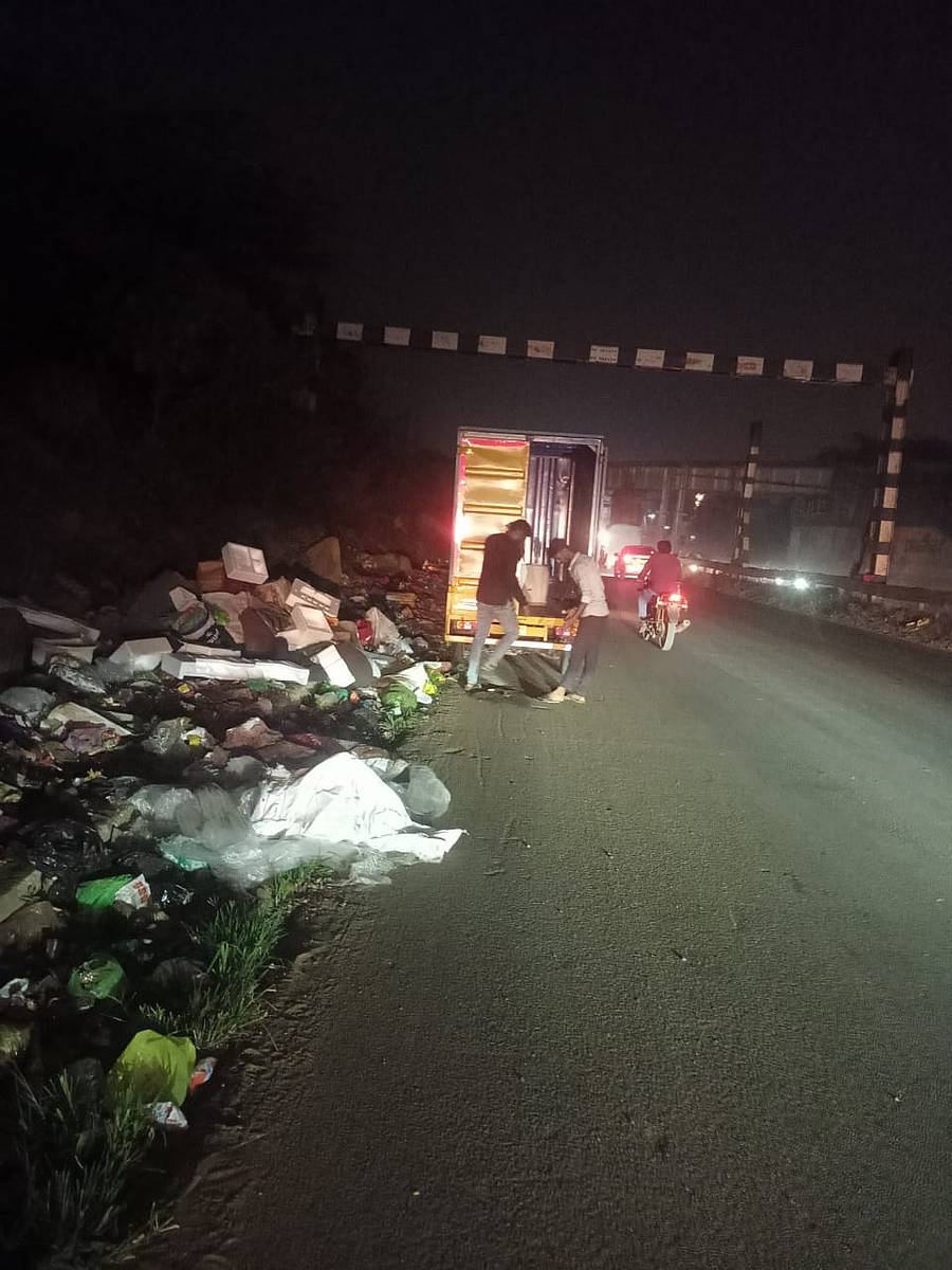 ವಿದ್ಯಾನಗರ ಸಮೀದ ಹಳೇ ರಾಷ್ಟ್ರೀಯ ಹೆದ್ದಾರಿ ಬದಿಯಲ್ಲಿ ಆಟೊದಲ್ಲಿ ಕಸ ತುಂಬಿಕೊಂಡು ಬಂದು ಸುರಿದಿರುವುದು
