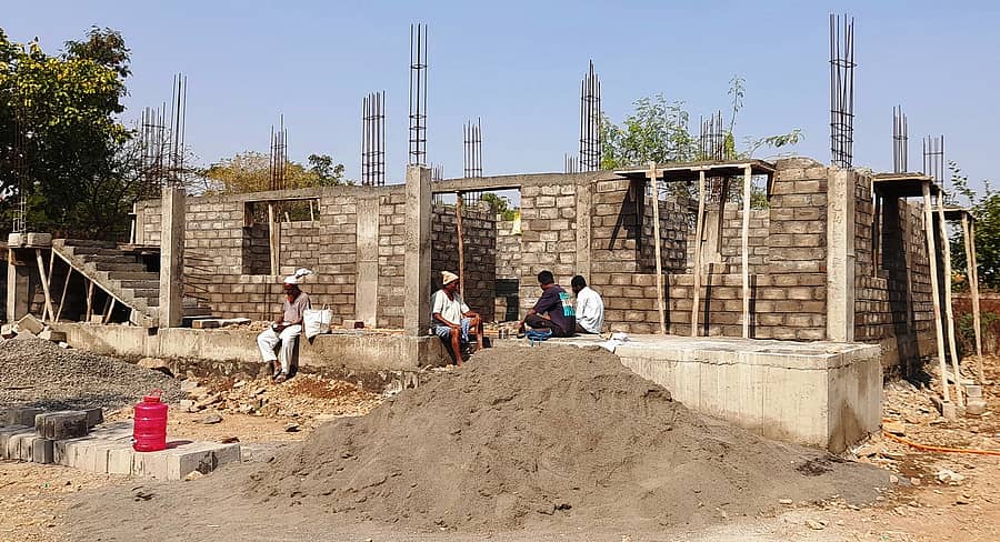 ದೇವರಹಿಪ್ಪರಗಿ ಪಟ್ಟಣದ ಪಶು ಆಸ್ಪತ್ರೆಯ ಆವರಣದಲ್ಲಿ ವಿಳಂಬವಾಗಿ ಆರಂಭಗೊಂಡು ಆಮೆಗತಿ ವೇಗದಲ್ಲಿ ಸಾಗಿರುವ ನೂತನ ಪಶುವೈದ್ಯಕೀಯ ಆಸ್ಪತ್ರೆಯ ಕಟ್ಟಡ ಕಾರ್ಯ