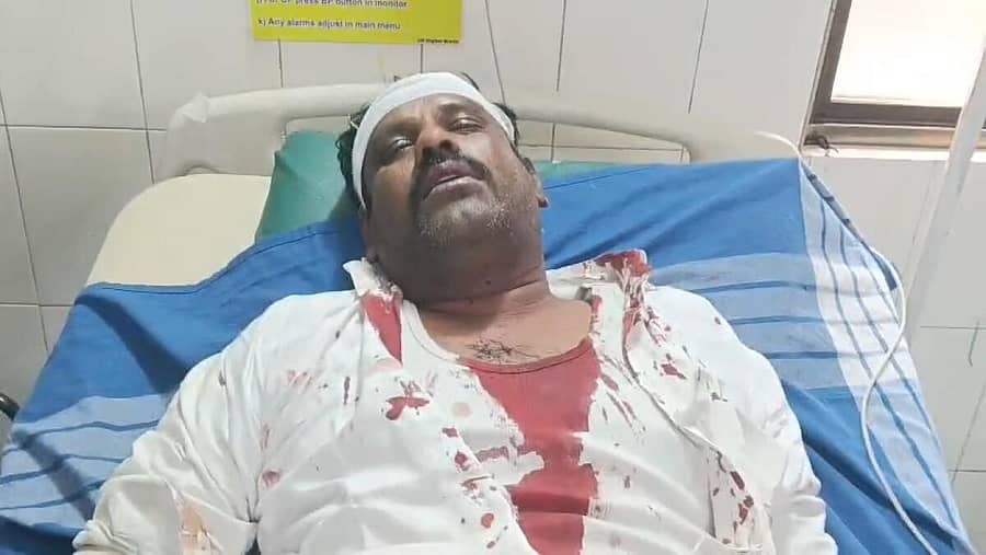 <div class="paragraphs"><p>ಬಿಡಿಸಿಸಿ ಬ್ಯಾಂಕ್‌ ನೌಕರರ ಸಂಘದ ನಿಂಗಪ್ಪ ಕರೆಣ್ಣವರ ಗಾಯಗೊಂಡು, ಆಸ್ಪತ್ರೆಯಲ್ಲಿ ಚಿಕಿತ್ಸೆ ಪಡೆಯುತ್ತಿರುವುದು.</p></div>