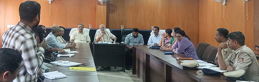 ಯಲ್ಲಾಪುರ ಪಟ್ಟಣ ಪಂಚಾಯಿತಿ ಕಾರ್ಯಾಲಯದಲ್ಲಿ ಗ್ರಾಮದೇವಿ ಜಾತ್ರೆ ಪೂರ್ವಭಾವಿ ಸಭೆ ನಡೆಯಿತು. ಶಾಸಕ ಶಿವರಾಮ ಹೆಬ್ಬಾರ್, ರಾಜೇಂದ್ರಪ್ರಸಾದ ಭಟ್‌, ಚಂದ್ರಶೇಖರ ಹೊಸ್ಮನಿ, ಕುಮಾರ ನಾಯ್ಕ ಭಾಗವಹಿಸಿದ್ದರು