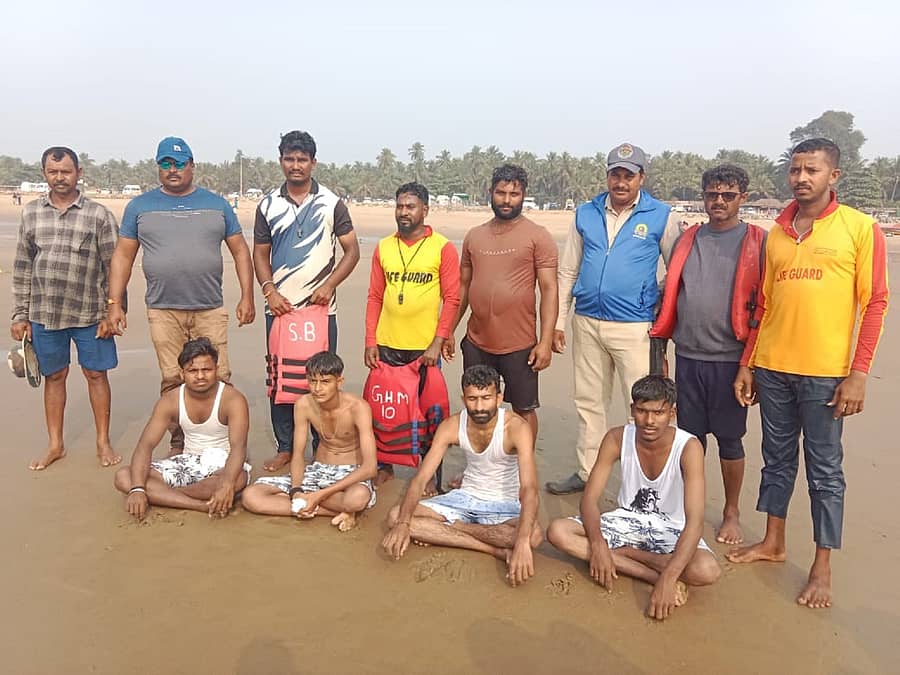 ಗೋಕರ್ಣದ ಮೇನ್ ಬೀಚಿನಲ್ಲಿ ಸಮುದ್ರದಲ್ಲಿ ಮುಳುಗುತ್ತಿದ್ದು ನಾಲ್ವರು ಕೊಪ್ಪಳ ಮೂಲದ ಪ್ರವಾಸಿಗರನ್ನು ರಕ್ಷಣಾ ಸಿಬ್ಬಂದಿ ರಕ್ಷಿಸಿದರು