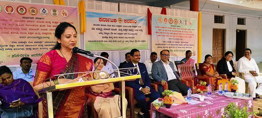 ಚಿತ್ತಾಪುರ ಪಟ್ಟಣದಲ್ಲಿನ ಅಣೆಮ್ಮ ಗೊಬ್ಬುರು ಪ್ರೌಢ ಶಾಲೆಯಲ್ಲಿ ಶನಿವಾರ ಹಮ್ಮಿಕೊಂಡಿದ್ದ ಪೋಕ್ಸೊ ಕಾನೂನು ಅರಿವು ಕಾರ್ಯಕ್ರಮದಲ್ಲಿ ಕರ್ನಾಟಕ ರಾಜ್ಯ ಮಹಿಳಾ ಆಯೋಗದ ಅಧ್ಯಕ್ಷೆ ಡಾ.ನಾಗಲಕ್ಷ್ಮಿ ಚೌದರಿ ಅವರು ಮಾತನಾಡಿದರು
