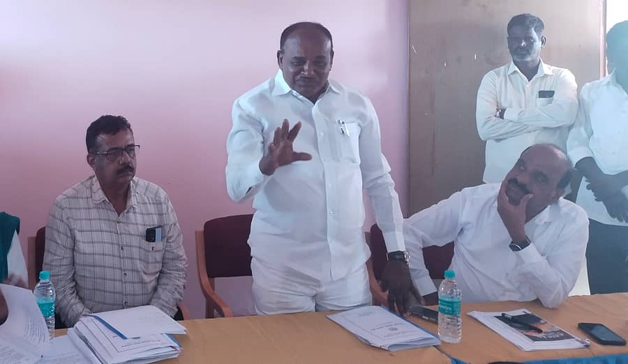 ಸುವರ್ಣಾವತಿ ಜಲಾಶಯದಲ್ಲಿರುವ ಪ್ರವಾಸಿ ಮಂದಿರದಲ್ಲಿ ಶನಿವಾರ ನಡೆದ ಸುವರ್ಣಾವತಿ ಮತ್ತು ಚಿಕ್ಕಹೊಳೆ ಜಲಾಶಯಗಳ ನೀರಾವರಿ ಸಲಹಾ ಸಮಿತಿ ಸಭೆಯಲ್ಲಿ ಶಾಸಕ ಪುಟ್ಟರಂಗಶೆಟ್ಟಿ ಮಾತನಾಡಿದರು