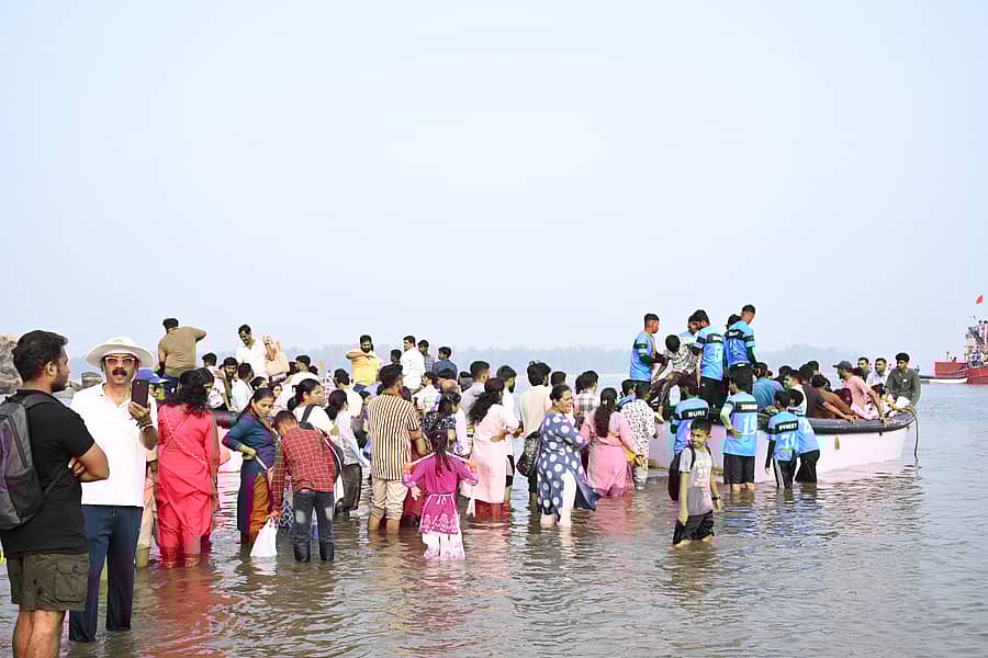 ಕೂರ್ಮಗಡ ದ್ವೀಪದಿಂದ ಮರಳಲು ದೋಣಿ ಏರುತ್ತಿರುವ ಭಕ್ತರು