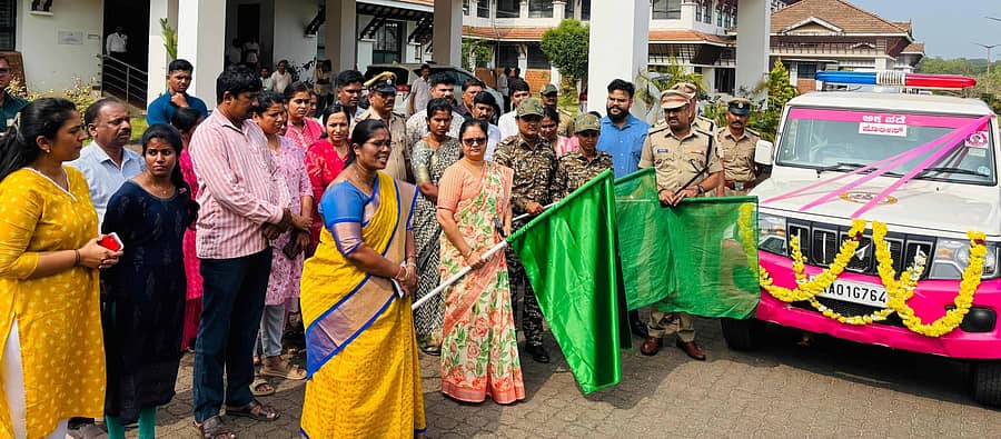 ಅಕ್ಕ ಪಡೆ ಯೋಜನೆಯ ವಾಹನಕ್ಕೆ ಚಾಲನೆ ನೀಡಲಾಯಿತು