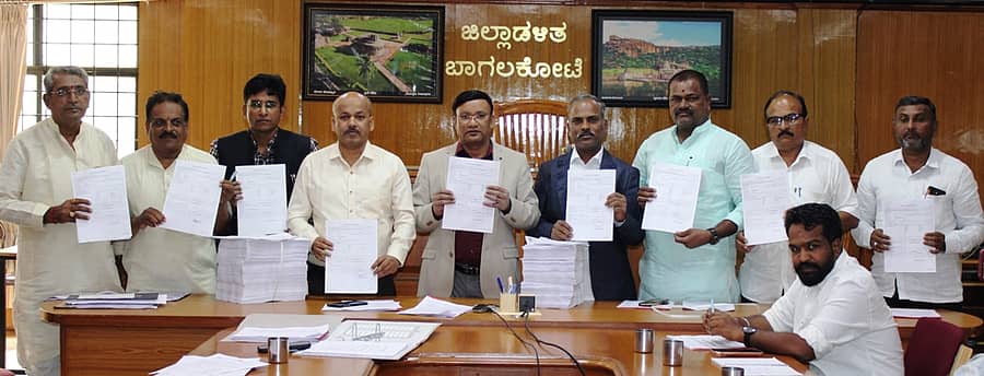 ಬಾಗಲಕೋಟೆ ವಿಧಾನಸಭಾ ಕ್ಷೇತ್ರದ ಮತದಾರರ ಕರಡು ಪಟ್ಟಿಯನ್ನು ಶನಿವಾರ ಜಿಲ್ಲಾಧಿಕಾರಿ ಸಂಗಪ್ಪ ಪ್ರದರ್ಶಿಸಿದರು