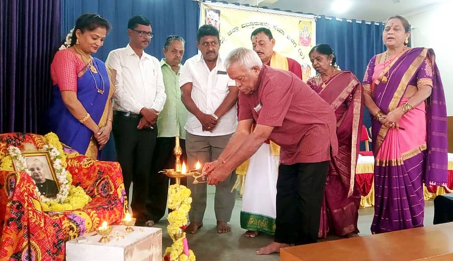 ಮಂಡ್ಯ ನಗರದ ಗಾಂಧಿಭವನದಲ್ಲಿ ಜಿಲ್ಲಾ ಬಬ್ಬೂರುಕಮ್ಮೆ ಸೇವಾ ಬಳಗ ಶನಿವಾರ ಆಯೋಜಿಸಿದ್ದ ‘ಕನ್ನಡದ ಕಣ್ವ’ ಬಿ.ಎಂ.ಶ್ರೀಕಂಠಯ್ಯ ಅವರ 142ನೇ ಜನ್ಮದಿನೋತ್ಸವ ಕಾರ್ಯಕ್ರಮವನ್ನು ಹಿರಿಯ ಪತ್ರಕರ್ತ ಡಿ.ಎನ್.ಶ್ರೀಪಾದು ಉದ್ಘಾಟಿಸಿದರು 