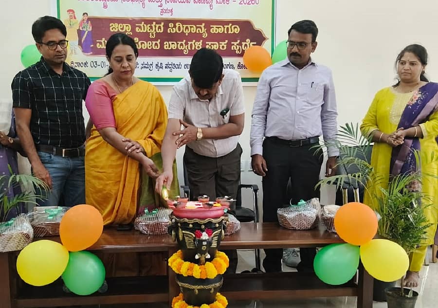 ಕೋಲಾರದಲ್ಲಿ ಶನಿವಾರ ಕೃಷಿ ಇಲಾಖೆ ಹಮ್ಮಿಕೊಂಡಿದ್ದ ಕಾರ್ಯಕ್ರಮಕ್ಕೆ ಜಿಲ್ಲಾ ಪಂಚಾಯಿತಿ ಉಪಕಾರ್ಯದರ್ಶಿ ಟಿ.ಕೆ.ರಮೇಶ್ ಚಾಲನೆ ನೀಡಿದರು