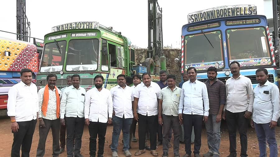 ದರ ಪರಿಷ್ಕರಣೆಗೆ ಆಗ್ರಹಿಸಿ ಬೋರ್ವೆಲ್ ಮಾಲೀಕರು ಬೀದರ್ನಲ್ಲಿ ಶನಿವಾರವೂ ಪ್ರತಿಭಟನೆ ನಡೆಸಿದರು