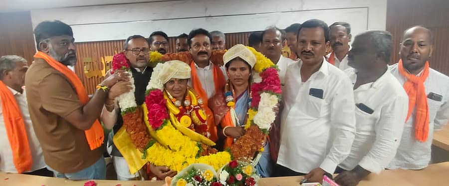 ಆನೇಕಲ್ ತಾಲ್ಲೂಕಿನ ಮರಸೂರು ಗ್ರಾಮ ಪಂಚಾಯಿತಿ ಅಧ್ಯಕ್ಷರಾಗಿ ಮಂಜುಳಾ ನಾರಾಯಣರೆಡ್ಡಿ ಮತ್ತು ಉಪಾಧ್ಯಕ್ಷರಾಗಿ ಚಂದ್ರಕಲಾ ಯಲ್ಲಪ್ಪ ಅವರು ಆಯ್ಕೆಯಾದರು