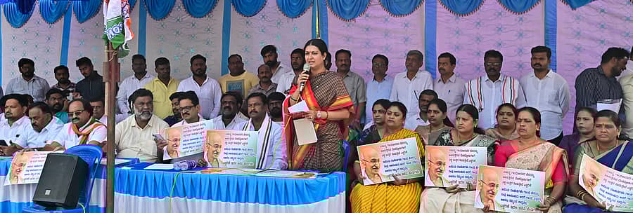 ದಾವಣಗೆರೆಯ ಜಯದೇವ ವೃತ್ತದಲ್ಲಿ ನಡೆದ ಪ್ರತಿಭಟನೆಯಲ್ಲಿ ಸಂಸದೆ ಡಾ. ಪ್ರಭಾ ಮಲ್ಲಿಕಾರ್ಜುನ್‌ ಮಾತನಾಡಿದರು ಪ್ರಜಾವಾಣಿ ಚಿತ್ರ