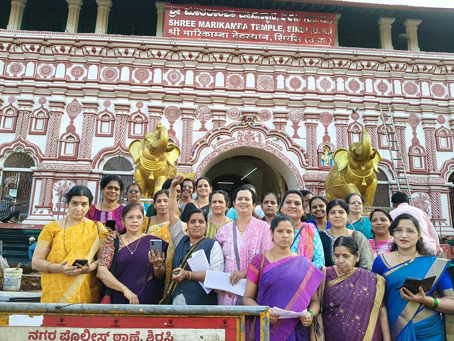 ನದಿ ಜೋಡಣೆ ವಿರೋಧಿಸಿ ಶಿರಸಿಯಲ್ಲಿ ಜ.11ರಂದು ನಡೆಯಲಿರುವ ಜನ ಸಮಾವೇಶಕ್ಕೆ ನಗರ ಭಾಗದಲ್ಲಿ ಬಲ ತುಂಬಲು ಮಹಿಳೆಯರು ಮನೆಮನೆಗೆ ತೆರಳಿ ಜಾಗೃತಿ ಮೂಡಿಸಲು ಸಿದ್ಧರಾಗಿರುವುದು