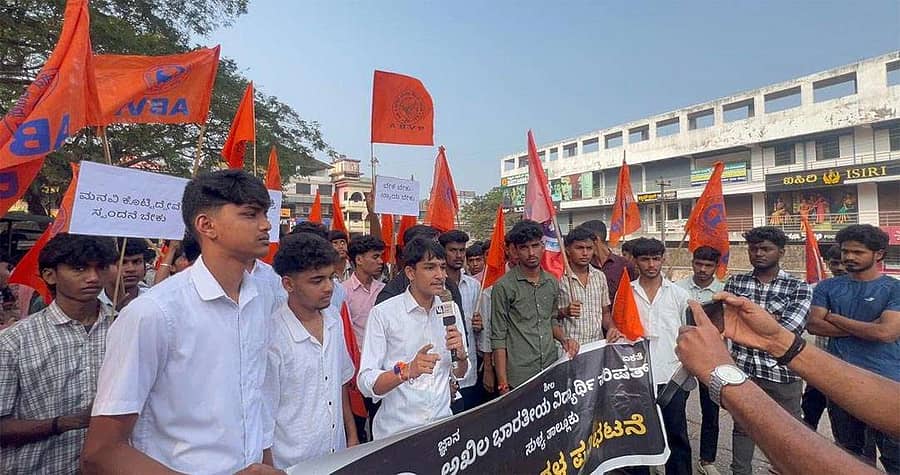 ಸುಳ್ಯದಲ್ಲಿ ಬಸ್ ಸಂಚಾರ ಸಮಸ್ಯೆ ಬಗ್ಗೆ ಅಖಿಲ ಭಾರತೀಯ ವಿದ್ಯಾರ್ಥಿ ಪರಿಷತ್ ನೇತೃತ್ವದಲ್ಲಿ ವಿದ್ಯಾರ್ಥಿಗಳು ಪ್ರತಿಭಟನೆ ನಡೆಸಿದರು