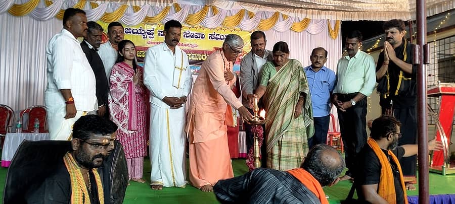 <div class="paragraphs"><p>ಬಾಳೆಹೊನ್ನೂರಿನ ರೇಣುಕಾನಗರದ ಅಯ್ಯಪ್ಪ ಸ್ವಾಮಿ ಸೇವಾ ಸಮಿತಿಯಿಂದ ಗುರುವಾರ ನಡೆದ ದೀಪೋತ್ಸವ, ಅನ್ನದಾನ, ಸಾಧಕರಿಗೆ ಸನ್ಮಾನ ಕಾರ್ಯಕ್ರಮವನ್ನು ಚಿಕ್ಕಮಗಳೂರಿನ ಶಂಕರದೇವರ ಮಠದ ಚಂದ್ರಶೇಖರ ಶಿವಾಚಾರ್ಯ ಸ್ವಾಮೀಜಿ ಉದ್ಘಾಟಿಸಿದರು. </p></div>