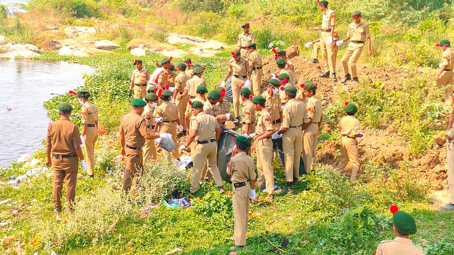 ಕನಕಪುರ ಮಳಗಾಳು ರಸ್ತೆಯ ಅರ್ಕಾವತಿ ನದಿಯಲ್ಲಿ ಎನ್‌ಸಿಸಿ ವಿದ್ಯಾರ್ಥಿಗಳು ಪ್ಲಾಸ್ಟಿಕ್‌ ತ್ಯಾಜ್ಯವನ್ನು ಸಂಗ್ರಹಿಸಿದರು