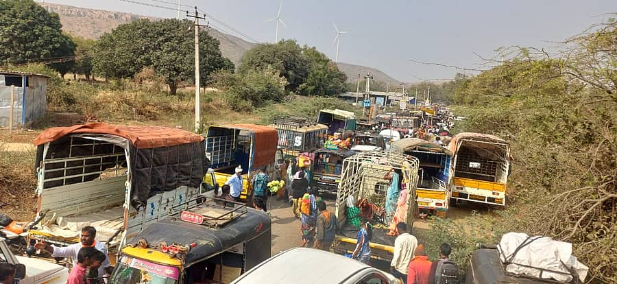 ಯಲ್ಲಮ್ಮನಗುಡ್ಡಕ್ಕೆ ಸಂಪರ್ಕ ಕಲ್ಪಿಸುವ ಉಗರಗೋಳ ಮಾರ್ಗದಲ್ಲಿ ಟ್ರಾಫಿಕ್‌ ಸಮಸ್ಯೆ ಉಂಟಾಗಿತ್ತು