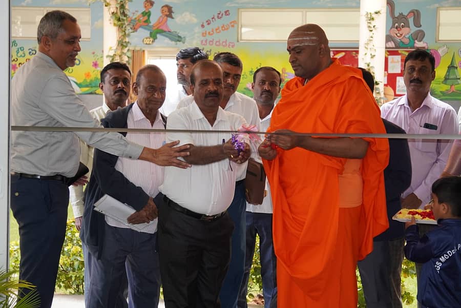 ತಾಲ್ಲೂಕಿನ ಬಿಜಿ ನಗರದ ಬಿಜಿಎಸ್ ಮಾಡೆಲ್ ಪಬ್ಲಿಕ್ ಶಾಲೆಯಲ್ಲಿ ಶನಿವಾರ ಏರ್ಪಡಿಸಿದ್ದ ಕಲಾ ಪ್ರದರ್ಶನ ಮತ್ತು ಜಿಯೋ ಮೆಟ್ರೋ ಸಿಟಿ ಕಾರ್ಯಕ್ರಮವನ್ನು ಆದಿಚುಂಚನಗಿರಿ ಮಠದ ಸತ್‌ಕೀರ್ತಿನಾಥ ಸ್ವಾಮೀಜಿ ಉದ್ಘಾಟಿಸಿದರು 