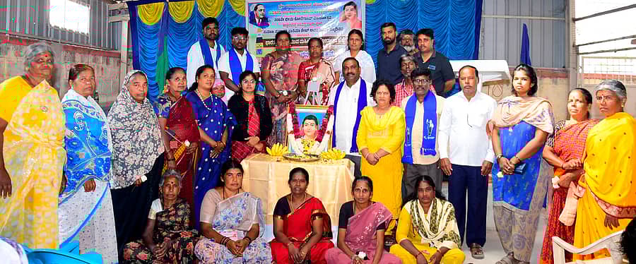 ತುಮಕೂರಿನಲ್ಲಿ ಶನಿವಾರ ಸ್ಲಂ ಜನಾಂದೋಲನ ಕರ್ನಾಟಕದಿಂದ ಭೀಮಾ ಕೊರೆಗಾಂವ್‌ ವಿಜಯೋತ್ಸವ, ಸಾವಿತ್ರಿಬಾಯಿ ಫುಲೆ, ಫಾತಿಮಾ ಶೇಖ್‌ ಜನ್ಮ ದಿನ ಆಚರಿಸಲಾಯಿತು. ಲೇಖಕಿ ಆಶಾ ಬಗ್ಗನಡು, ಸ್ಲಂ ಜನಾಂದೋಲನ ಸಂಚಾಲಕ ಎ.ನರಸಿಂಹಮೂರ್ತಿ, ಪದಾಧಿಕಾರಿಗಳಾದ ಅನುಪಮಾ, ಅರುಣ್‌, ಶಂಕ್ರಯ್ಯ, ಮಂಗಳಮ್ಮ, ಹನುಮಕ್ಕ, ಪೂರ್ಣಿಮಾ, ವಸಂತಮ್ಮ ಮೊದಲಾದವರು ಹಾಜರಿದ್ದರು