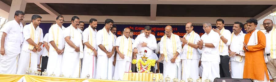 <div class="paragraphs"><p>ಕಾರ್ಕಳ ತಾಲ್ಲೂಕಿನ ಮಿಯ್ಯಾರು ಲವ ಕುಶ ಜೋಡುಕರೆ ಕಂಬಳ ಕ್ರೀಡಾಕೂಟಕ್ಕೆ ಶನಿವಾರ ವಿದ್ಯುಕ್ತ ಚಾಲನೆ ನೀಡಲಾಯಿತು.</p></div>