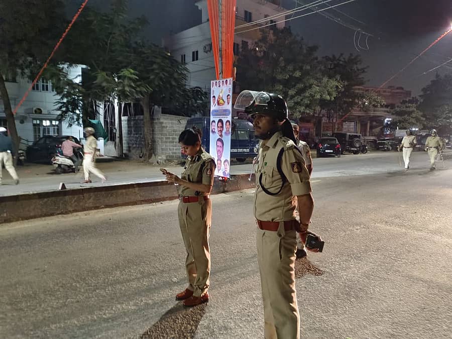 <div class="paragraphs"><p>ಬಳ್ಳಾರಿಯ ಅವ್ವಂಬಾವಿಯಲ್ಲಿ ಜನಾರ್ದನ ರೆಡ್ಡಿ ಅವರ ನಿವಾಸದ ಎದುರು ಪರಿಸ್ಥಿತಿ ಅವಲೋಕಿಸುತ್ತಾ ಡಿಐಜಿ ವರ್ತಿಕಾ ಕಟಿಯಾರ್ ಅವರೊಂದಿಗೆ ನಿಂತಿರುವ ಎಸ್ಪಿ ಪವನ್ ನೆಜ್ಜೂರ್ </p></div>