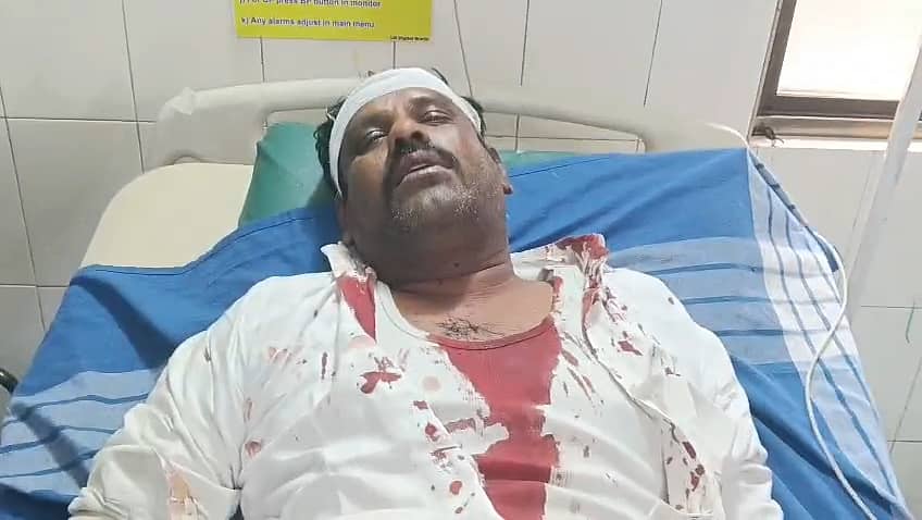 ಬಿಡಿಸಿಸಿ ಬ್ಯಾಂಕ್ ನೌಕರರ ಸಂಘದ ನಿಂಗಪ್ಪ ಕರೆಣ್ಣವರ ಗಾಯಗೊಂಡು, ಆಸ್ಪತ್ರೆಯಲ್ಲಿ ಚಿಕಿತ್ಸೆ ಪಡೆಯುತ್ತಿರುವುದು