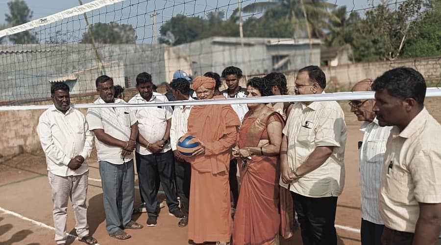 ಹುಣಸೂರು ತಾಲ್ಲೂಕಿನ ಕಪ್ಪನಕಟ್ಟೆ ಹಾಡಿಯುಲ್ಲಿ ಶನಿವಾರ ನಡೆದ ಆದಿವಾಸಿ ವಾಲಿಬಾಲ್‌ ಟೂರ್ನಿಯನ್ನು ರಾವಂದೂರು ಗ್ರಾಮದ ಶ್ರೀಮಠದ ಮೋಕ್ಷಪತಿ ಸ್ವಾಮೀಜಿ ಉದ್ಘಾಟಿಸಿದರು 