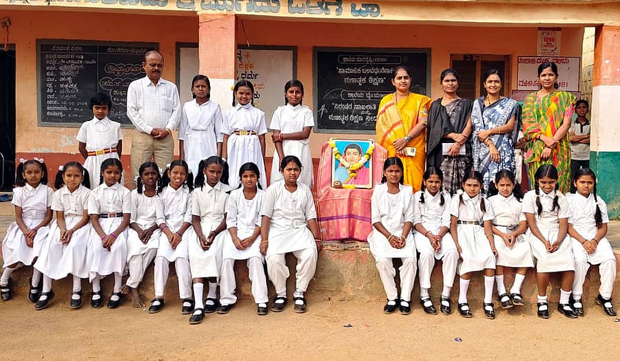 ಹುಣಸಗಿ ತಾಲ್ಲೂಕಿನ ಬಲಶೆಟ್ಟಿಹಾಳ ಗ್ರಾಮದ ಸರ್ಕಾರಿ ಪ್ರಾಥಮಿಕ ಶಾಲೆಯಲ್ಲಿ ಅಕ್ಷರದ ಅವ್ವ ಸಾವಿತ್ರಿಬಾಯಿ ಫುಲೆ ಅವರ ಜನ್ಮ ದಿನ  ಆಚರಿಸಲಾಯಿತು