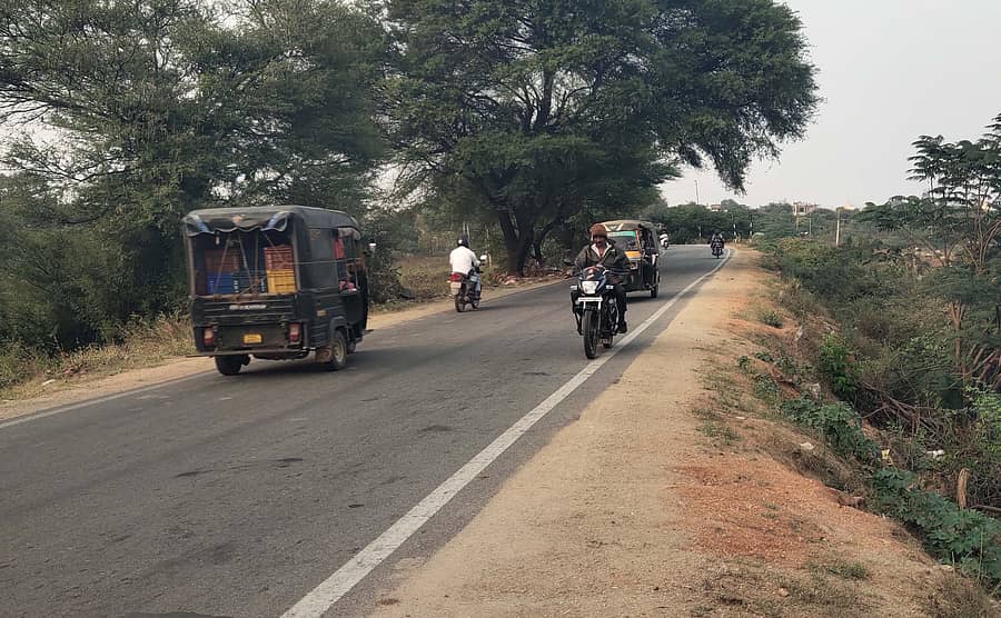 ಬಾಗೇಪಲ್ಲಿ ಹೊರವಲಯದ ಗೂಳೂರು ರಸ್ತೆಯ ರೆಡ್ಡಿಕೆರೆ ಕಟ್ಟೆ ಮೇಲೆ ವಾಹನ ಸವಾರರು ಸಂಚರಿಸುತ್ತಿರುವುದು