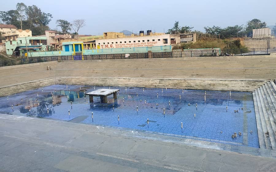 ಮಲೆ ಮಹದೇಶ್ವರ ಸ್ವಾಮಿ ದೇವಾಲಯದ ಕಲ್ಯಾಣಿ ಕೊಳವನ್ನು ಶನಿವಾರ ಮಲೆ ಮಹದೇಶ್ವರ ಸ್ವಾಮಿ ಕ್ಷೇತ್ರ ಅಭಿವೃದ್ಧಿ ಪ್ರಾಧಿಕಾರದ ಸಿಬ್ಬಂದಿ ಶುಚಿಗೊಳಿಸಿರುವುದು