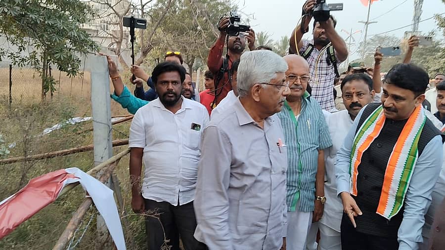 ಘರ್ಷಣೆ ನಡೆದ ಬಳ್ಳಾರಿ ನಗರದ ಅವ್ವಂಬಾವಿಯ ಜನಾರ್ದನ ರೆಡ್ಡಿ ಅವರ ನಿವಾಸದ ಬಳಿಗೆ ತೆರಳಿ ಸ್ಥಳ ಪರಿಶೀಲನೆ ನಡೆಸಿದ ಕಾಂಗ್ರೆಸ್‌ ಸತ್ಯ ಶೋಧನಾ ಸಮಿತಿ. 