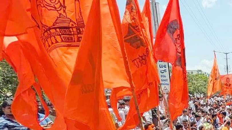 ಸಿಂಧನೂರಿನ ಹಿಂದೂ ಮಹಾಗಣಪತಿ ಉತ್ಸವ ಸಮಿತಿಯಿಂದ ಪ್ರತಿಷ್ಠಾಪಿಸಿದ್ದ ಗಣಪತಿ ಮೂರ್ತಿಯ ಶೋಭಾಯಾತ್ರೆಯಲ್ಲಿ ಸಹಸ್ರಾರು ಯುವಕರು, ಸಾರ್ವಜನಿಕರು ಭಾಗವಹಿಸಿ ಕುಣಿದು ಕುಪ್ಪಣಿಸಿದರು