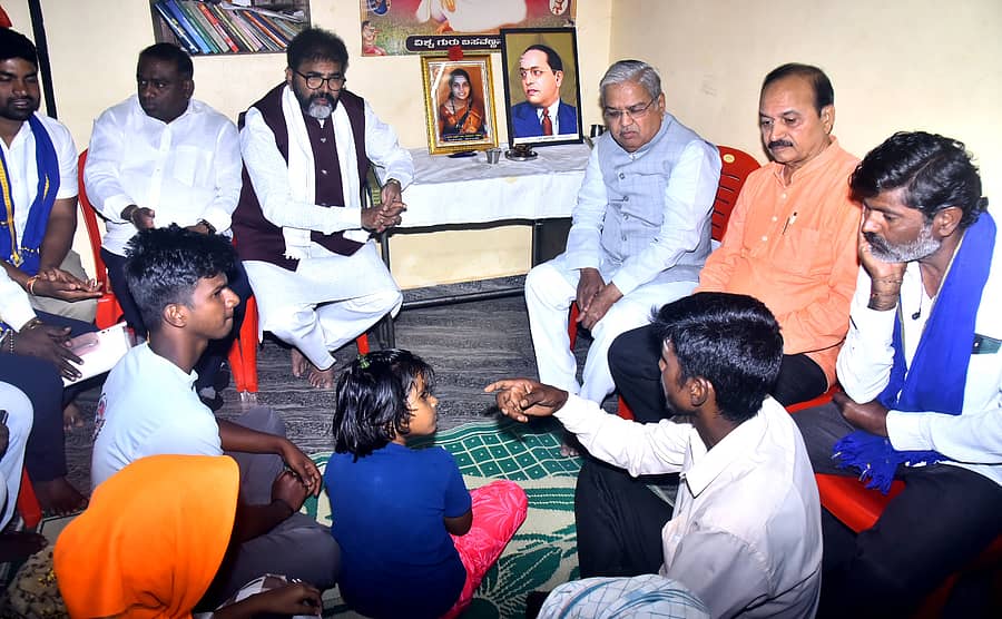 ಹುಬ್ಬಳ್ಳಿ ತಾಲ್ಲೂಕಿನ ಇನಾಂ ವೀರಾಪುರ ಗ್ರಾಮಕ್ಕೆ ಶನಿವಾರ ಭೇಟಿ ನೀಡಿದ ಸಂಸದ ಗೋವಿಂದ ಕಾರಜೋಳ ಮತ್ತು ವಿಧಾನ ಪರಿಷತ್‌ ವಿರೋಧ ಪಕ್ಷದ ನಾಯಕ ಚಲವಾದಿ ನಾರಾಯಣಸ್ವಾಮಿ ಅವರು ದೌರ್ಜನ್ಯಕ್ಕೊಳಗಾದ ಕುಟುಂಬದ ಸದಸ್ಯರಿಗೆ ಸಾಂತ್ವನ ಹೇಳಿದರು