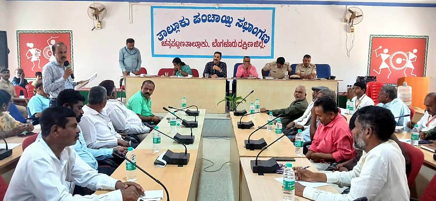 ಚನ್ನಪಟ್ಟಣದ ತಾ.ಪಂ ಸಭಾಂಗಣದಲ್ಲಿ ನಡೆದ ತಾಲ್ಲೂಕಿನ ದಲಿತರ ಕುಂದು ಕೊರತೆ ಸಭೆಯಲ್ಲಿ ತಹಶೀಲ್ದಾರ್ ಬಿ.ಎನ್. ಗಿರೀಶ್, ಸಮಾಜ ಕಲ್ಯಾಣ ಇಲಾಖೆ ಸಹಾಯಕ ನಿರ್ದೇಶಕಿ ಸರೋಜಮ್ಮ, ಸರ್ಕಲ್ ಇನ್ ಸ್ಪೆಕ್ಟರ್ ಗಳಾದ ರವಿಕಿರಣ್, ಪ್ರಕಾಶ್, ತಾ.ಪಂ ಇಒ ಸಂದೀಪ್ ಹಾಜರಿದ್ದರು