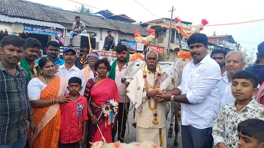 ಅರಕಲಗೂಡು ತಾಲ್ಲೂಕಿನ ನೈಗೆರೆ ಕೊಪ್ಪಲು ಗ್ರಾಮದಿಂದ ಹಳ್ಳಿಕಾರ್ ತಳಿ ಹೋರಿಗಳನ್ನು ಮೆರವಣಿಗೆಯಲ್ಲಿ ಚುಂಚನಕಟ್ಟೆ ಜಾತ್ರೆಗೆ ಕರೆದೊಯ್ದ ರೈತ ರಾಜೇಗೌಡ ಅವರನ್ನು ತಾಲ್ಲೂಕು ಗ್ಯಾರಂಟಿ ಯೋಜನೆಗಳ ಅನುಷ್ಠಾನ ಸಮಿತಿ ಅಧ್ಯಕ್ಷ ಎಚ್.ಪಿ.ಶ್ರೀಧರ್ ಗೌಡ ಅಭಿನಂದಿಸಿದರು 