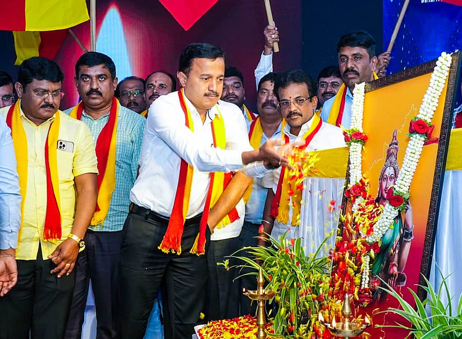 ರಾಜ್ಯ ಸರ್ಕಾರಿ ನೌಕರರ ಸಂಘ ಶನಿವಾರ ಹಮ್ಮಿಕೊಂಡಿದ್ದ ಕಾರ್ಯಕ್ರಮದಲ್ಲಿ ಸಂಘದ ಅಧ್ಯಕ್ಷ ಸಿ.ಎಸ್.ಷಡಾಕ್ಷರಿ ಅವರು ಭುವನೇಶ್ವರಿ ಭಾವಚಿತ್ರಕ್ಕೆ ಪುಷ್ಪನಮನ ಸಲ್ಲಿಸಿದರು.