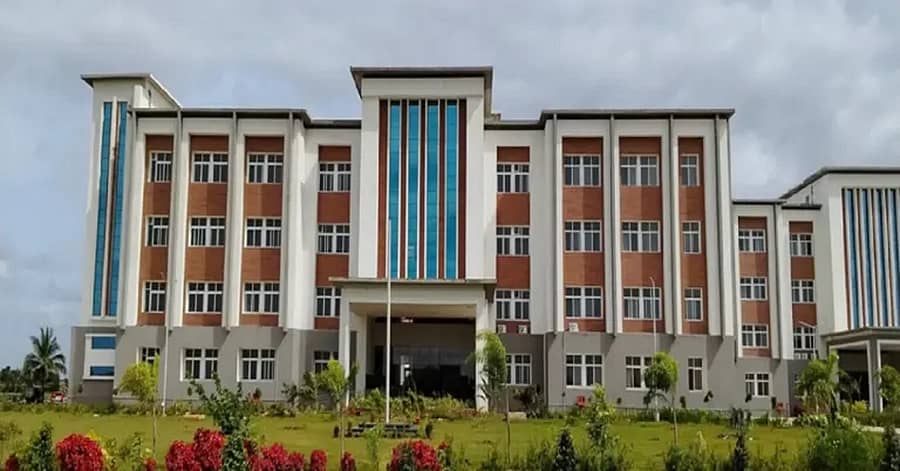 ಹಾವೇರಿಯ ದೇವಗಿರಿ ರಸ್ತೆಯಲ್ಲಿರುವ ಹಾವೇರಿ ವೈದ್ಯಕೀಯ ವಿಜ್ಞಾನಗಳ ಸಂಸ್ಥೆಯ (ಹಿಮ್ಸ್) ಕಟ್ಟಡ