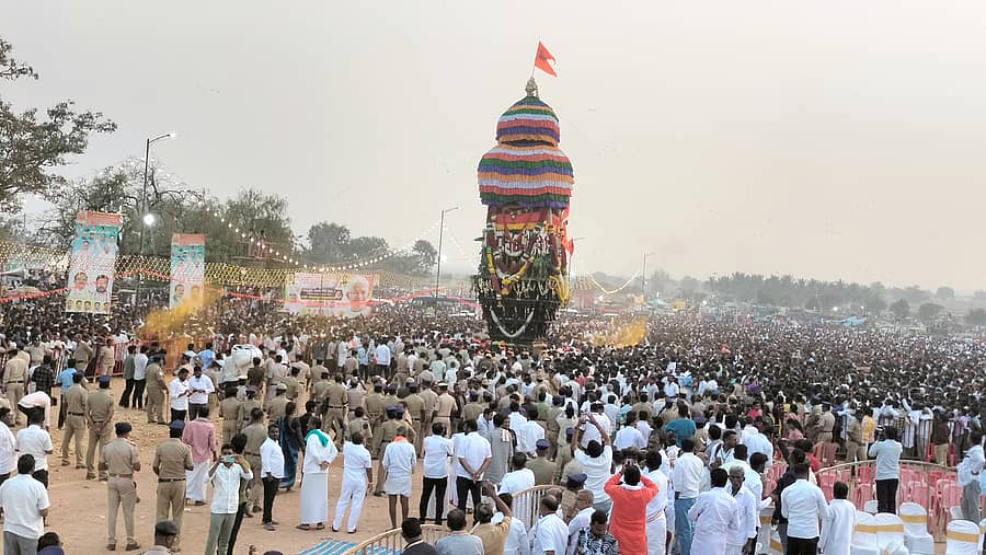 ಸಿಂಧನೂರು ತಾಲ್ಲೂಕಿನ ಅಂಬಾಮಠದ ಅಂಬಾದೇವಿ ದೇವಸ್ಥಾನದ ರಥೋತ್ಸವ ಶನಿವಾರ ಸಂಜೆ ಅದ್ದೂರಿಯಾಗಿ ಜರುಗಿತು