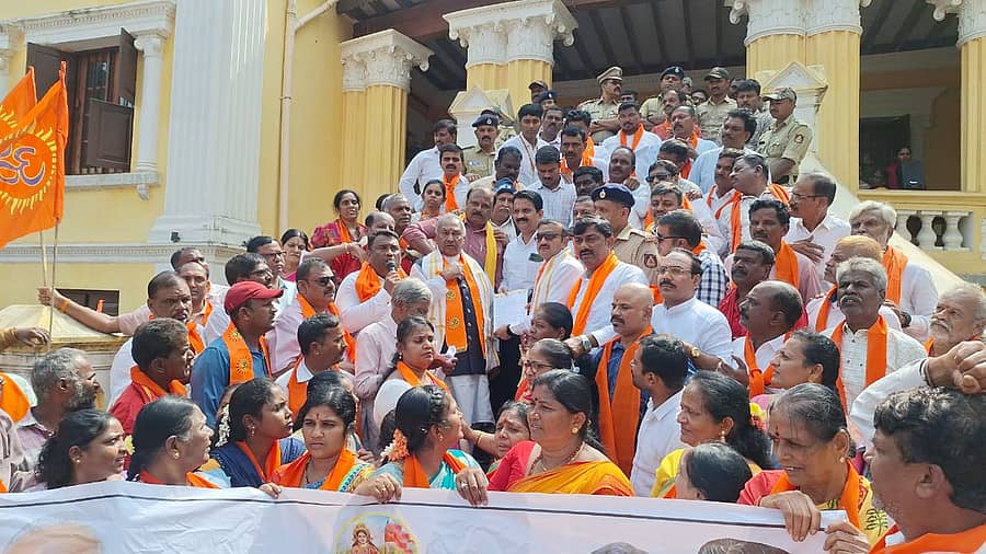 ಶಿವಮೊಗ್ಗದಲ್ಲಿ ಶನಿವಾರ ರಾಷ್ಟ್ರಭಕ್ತರ ಬಳಗದಿಂದ ಮಹಾನಗರ ಪಾಲಿಕೆ ಎದುರು ನಡೆದ ಪ್ರತಿಭಟನೆಯ ನೋಟ