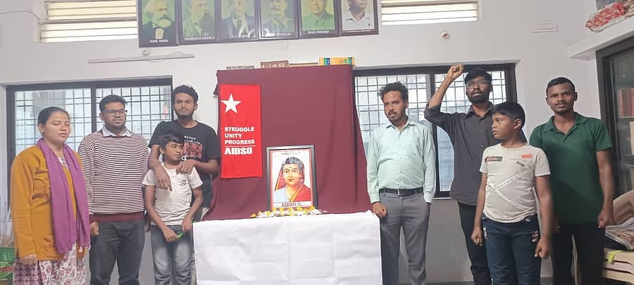 ಕಲಬುರಗಿಯ ಎಐಡಿಎಸ್‌ಒ ಕಚೇರಿಯಲ್ಲಿ ಶನಿವಾರ ಸಾವಿತ್ರಿಬಾಯಿ ಫುಲೆ ಜಯಂತಿ ಕಾರ್ಯಕ್ರಮ ನಡೆಯಿತು