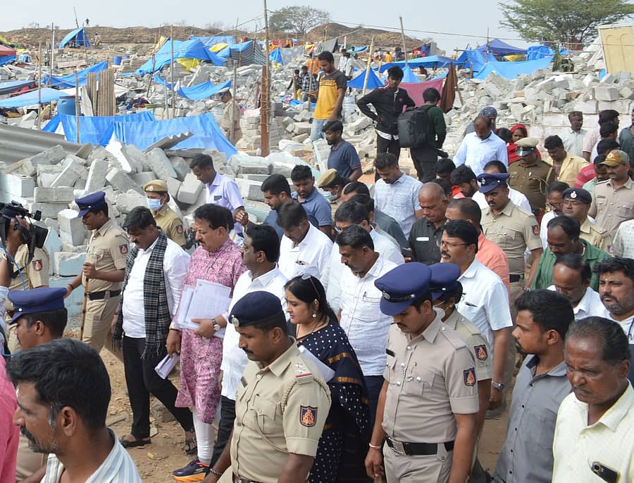 ಕೋಗಿಲು ಬಡಾವಣೆಯ ಫಕೀರ್ ಕಾಲೋನಿ ಹಾಗೂ ವಸೀಮ್ ಬಡಾವಣೆಯಲ್ಲಿ ಎಸ್‌.ಆರ್‌. ವಿಶ್ವನಾಥ್‌ ನೇತೃತ್ವದ ರಾಜ್ಯ ಬಿಜೆಪಿ ಸತ್ಯಶೋಧನಾ ತಂಡವು ಅಧ್ಯಯನ ನಡೆಸಿತು