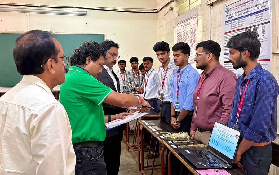 ‘ಇನ್ನೋವಿಸ್ತ–2026’ ಕಾರ್ಯಕ್ರಮದಲ್ಲಿ ವಿದ್ಯಾರ್ಥಿಗಳು ತಯಾರಿಸಿದ್ದ ಯೋಜನೆಗಳ ಕುರಿತು ವಿಷಯ ತಜ್ಞರು ಮಾಹಿತಿ ಪಡೆದುಕೊಂಡರು.