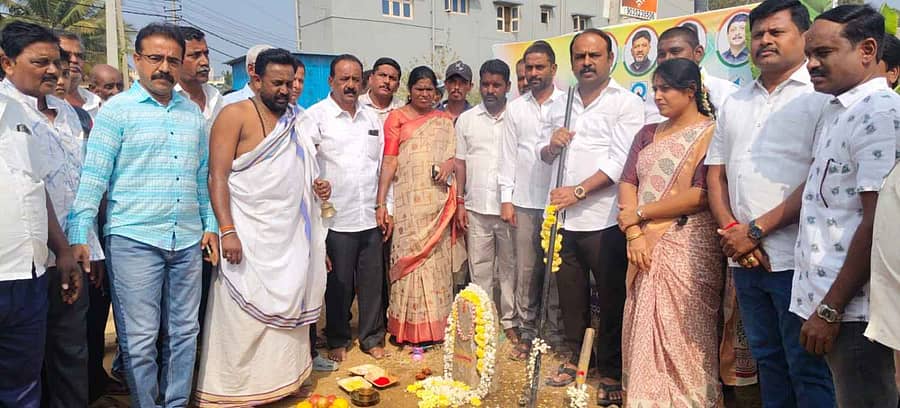 ಮದ್ದೂರಿನ ವಿಶ್ವೇಶ್ವರಯ್ಯ ನಗರದ ಬಳಿ 3ನೇ ಹಂತದ ಒಳಚರಂಡಿ ಅಭಿವೃದ್ಧಿ ಹಾಗೂ ಅದರ ವ್ಯಾಪ್ತಿಯ ರಸ್ತೆಗಳ ₹16.49 ಕೋಟಿ ವೆಚ್ಚದ ಅಭಿವೃದ್ಧಿ ಕಾಮಗಾರಿಗೆ ಶಾಸಕ ಕೆ.ಎಂ. ಉದಯ್ ಶನಿವಾರ ಚಾಲನೆ ನೀಡಿದರು. ಪುರಸಭೆ ಮಾಜಿ ಅಧ್ಯಕ್ಷೆ ಕೋಕಿಲಾ ಅರುಣ್, ಮಾಜಿ ಸದಸ್ಯರು, ಮುಖಂಡರು ಹಾಜರಿದ್ದರು 