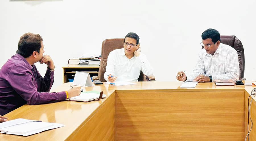 ತುಮಕೂರು ಮಹಾನಗರ ಪಾಲಿಕೆ ಕಚೇರಿಯಲ್ಲಿ ಶನಿವಾರ ಶಾಸಕ ಜಿ.ಬಿ.ಜ್ಯೋತಿಗಣೇಶ್‌ ಕುಡಿಯುವ ನೀರು ಪೂರೈಕೆ ಸಂಬಂಧ ಸಭೆ ನಡೆಸಿದರು. ಪಾಲಿಕೆ ಆಯುಕ್ತ ಸಿ.ಯೋಗಾನಂದ, ಉಪ ಆಯುಕ್ತ ಮನು ಉಪಸ್ಥಿತರಿದ್ದರು