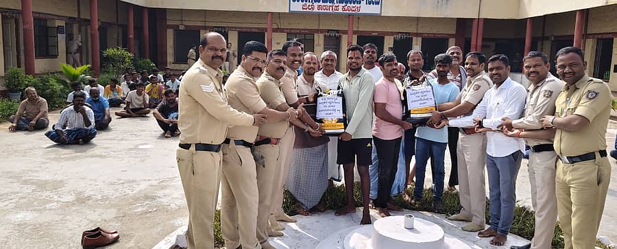 <div class="paragraphs"><p>ಕೊಪ್ಪಳದ ಜಿಲ್ಲಾ ಕಾರಾಗೃಹದಲ್ಲಿ ವಿಚಾರಣಾಧೀನ ಕೈದಿಗಳು ಗವಿಮಠದ ಜಾತ್ರೆಗೆ ಧಾನ್ಯ ಅರ್ಪಿಸಿದ ಕ್ಷಣ&nbsp;&nbsp;</p></div>