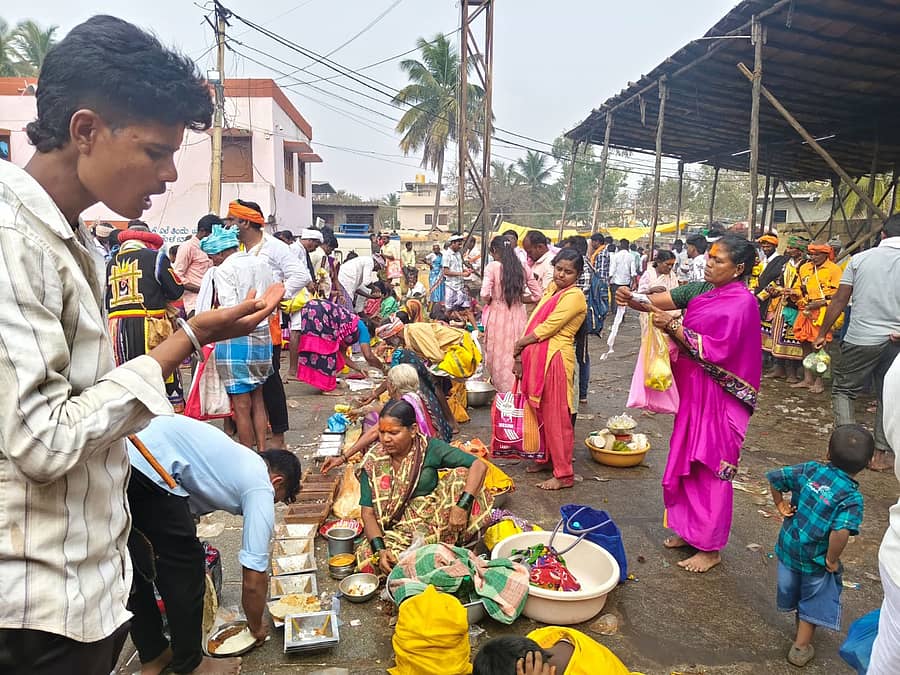 ಹೂವಿನಹಡಗಲಿ ತಾಲ್ಲೂಕು ಮೈಲಾರ ಸುಕ್ಷೇತ್ರದಲ್ಲಿ ಬನದ ಹುಣ್ಣಿಮೆ ಪ್ರಯುಕ್ತ ಭಕ್ತರು ದೋಣಿಗಳಿಗೆ ಮೀಸಲು ಬುತ್ತಿ ಸಮರ್ಪಿಸಿದರು.