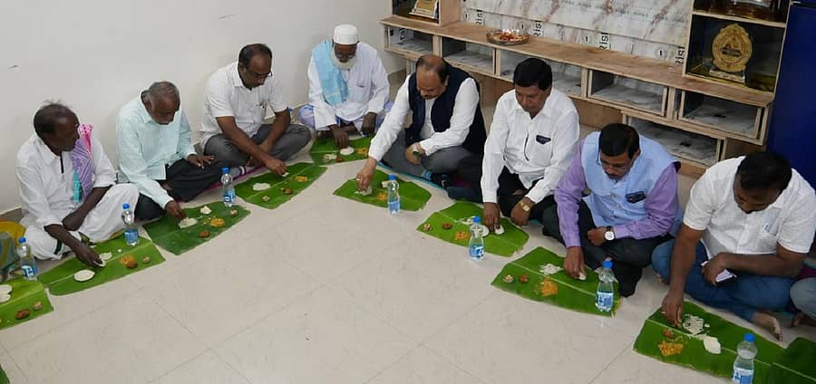 ಶ್ರೀನಿವಾಸಪುರ ತಾಲ್ಲೂಕಿನ ರಾಯಲ್ಪಾಡುವಿನಲ್ಲಿ ಗ್ರಾಮ ಪಂಚಾಯಿತಿ ಅಧ್ಯಕ್ಷ ಆರ್.ಗಂಗಾಧರ್ ಅವರ ನಿವಾಸದಲ್ಲಿ ಸಮಾನತೆಗಾಗಿ ಸಹಭೋಜನ ನಡೆಯಿತು