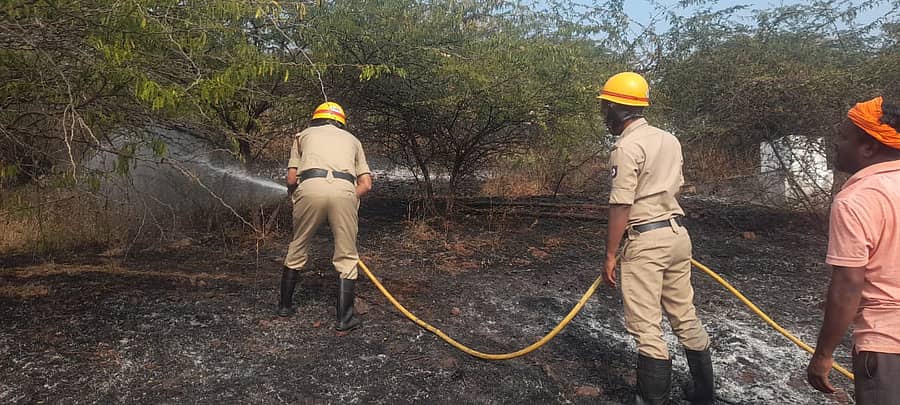 ಹುನಗುಂದ ಪಟ್ಟಣದ ಹೊರ ವಲಯದಲ್ಲಿರುವ ಮಲ್ಲಿಕಾರ್ಜುನ ಗುಡ್ಡಕ್ಕೆ ಹತ್ತಿದ ಬೆಂಕಿಯನ್ನು ನಂದಿಸುತ್ತಿರುವ ಅಗ್ನಿ ಶಾಮಕ ಸಿಬ್ಬಂದಿ 